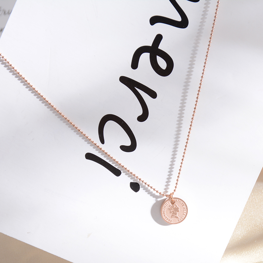 The titanium steel rose gold collarbone chain and women's neckchain accessory with a versatile European and American style and a popular online hit, featuring a queen's head Application Scenario