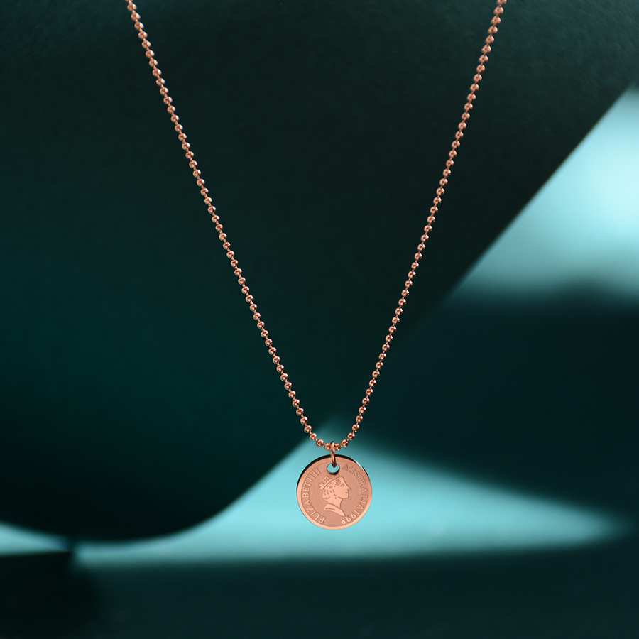 The titanium steel rose gold collarbone chain and women's neckchain accessory with a versatile European and American style and a popular online hit, featuring a queen's head Item Picture