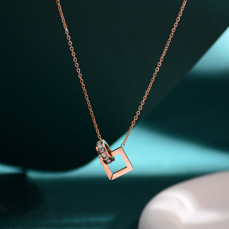 Fashionable and trendy square double-ring necklace, titanium steel diamond-encrusted rose gold collarbone chain, non-fading women's accessory, versatile Item Picture