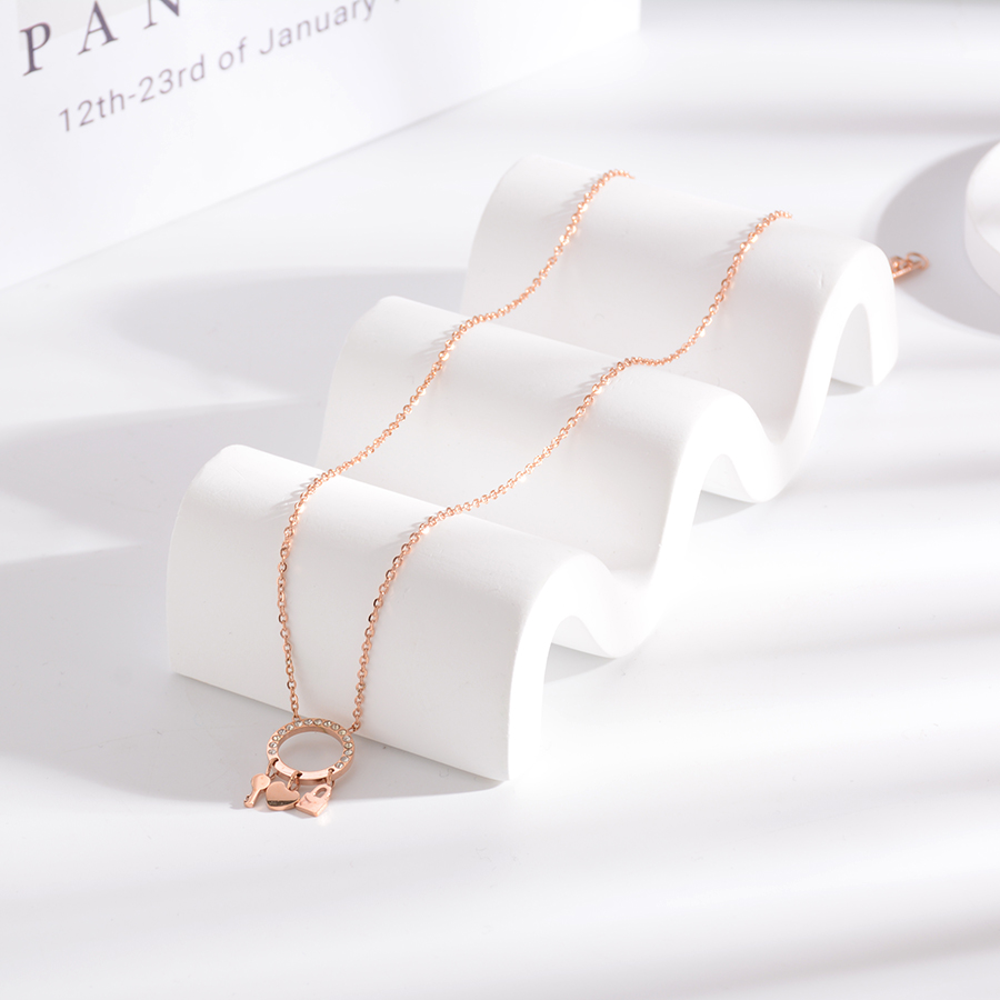A trendy and fashionable keychain necklace with a heart, titanium steel exquisite collarbone chain, rose gold jewelry, and a personalized gift for women details Picture