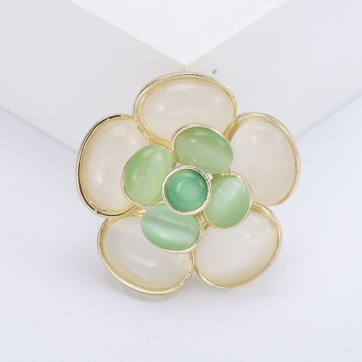 Ziyang Accessories 2023 New Modern Style cat's eye brooch, high-end women's personalized and fashionable brooch, elegant brooch, coat cardigan and accessories factory direct sales Ziyang Accessories 2023 New Modern Style cat's eye brooch, high-end women's personalized and fashionable brooch, elegant brooch, coat cardigan and accessories factory direct sales
