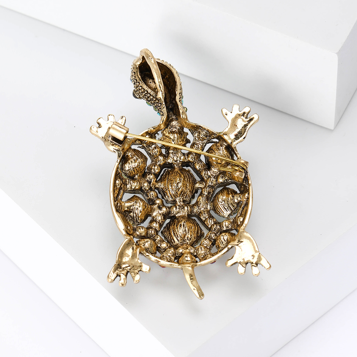 Ziyang Jewelry's new alloy water diamond turtle, high-end women's individual fashion, corsage, elegant brooch, coat, cardigan, and accessories are sold directly by the factory Specification image