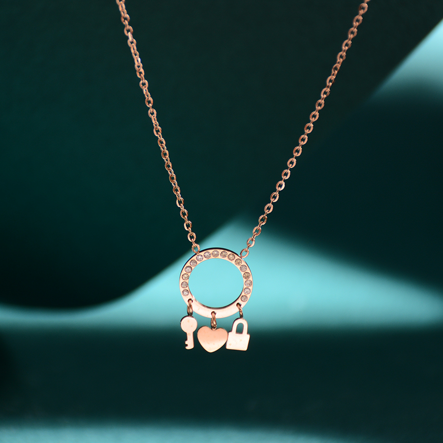 A trendy and fashionable keychain necklace with a heart, titanium steel exquisite collarbone chain, rose gold jewelry, and a personalized gift for women Item Picture