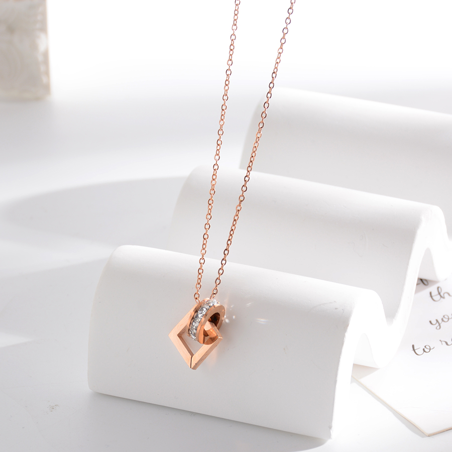 Fashionable and trendy square double-ring necklace, titanium steel diamond-encrusted rose gold collarbone chain, non-fading women's accessory, versatile