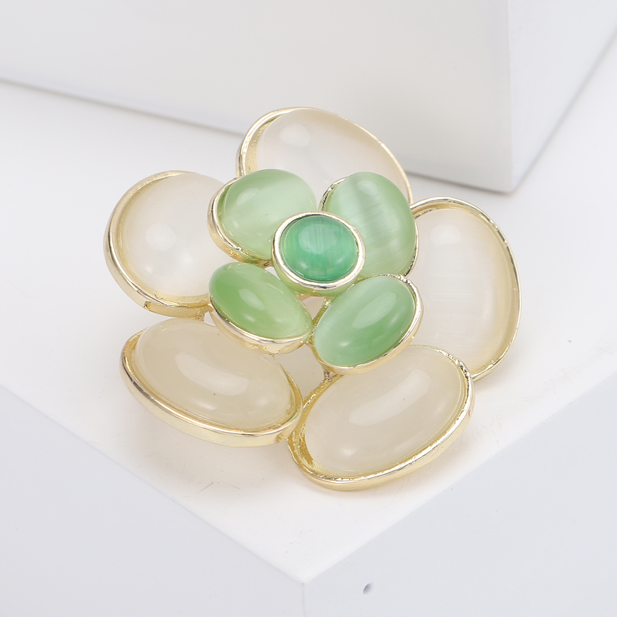 Ziyang Accessories 2023 New Modern Style cat's eye brooch, high-end women's personalized and fashionable brooch, elegant brooch, coat cardigan and accessories factory direct sales Specification image