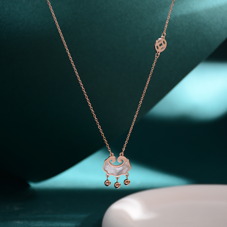 Retro and fashionable white shell longevity lock necklace, titanium steel exquisite rose gold collarbone chain accessory, women's necklace Item Picture