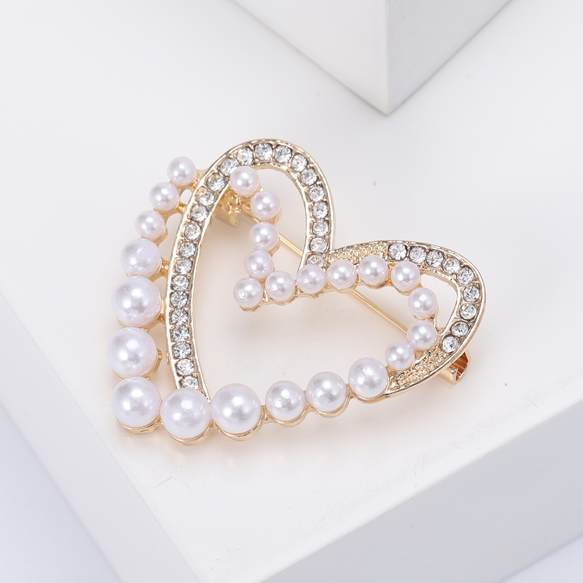 Ziyang Jewelry's new alloy water diamond and pearl high-end women's personalized and fashionable corsages, elegant pins, coats, cardigans and accessories are sold directly by the factory details Picture
