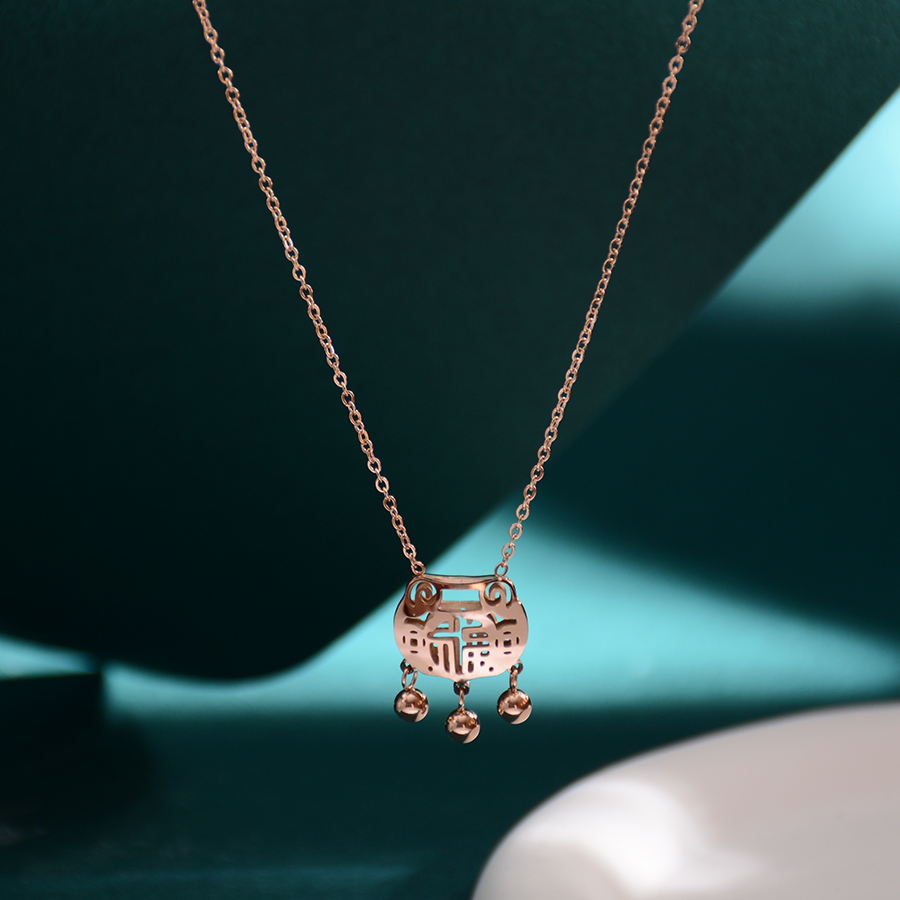 Retro and personalized titanium steel long-life lock necklace, short three-dimensional lock collarbone chain, fashionable and exquisite trendy accessory Application Scenario