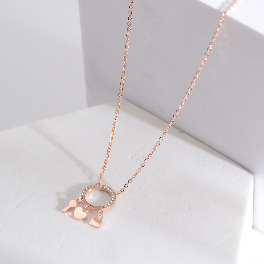 A trendy and fashionable keychain necklace with a heart, titanium steel exquisite collarbone chain, rose gold jewelry, and a personalized gift for women Application Scenario