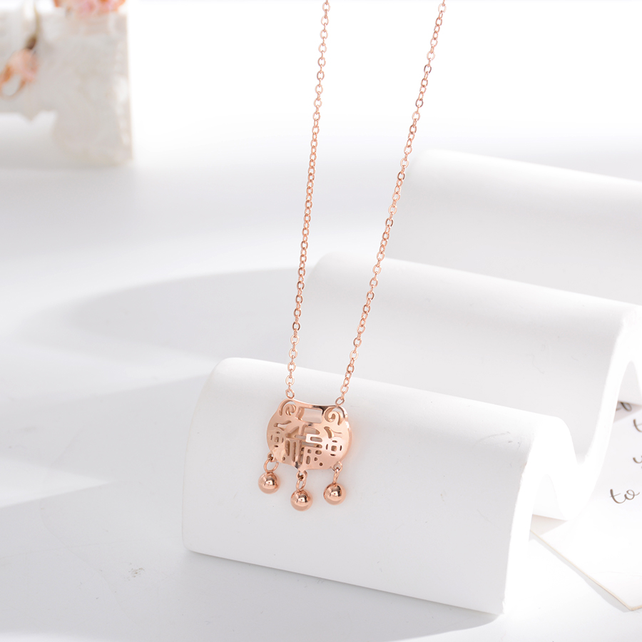 Retro and personalized titanium steel long-life lock necklace, short three-dimensional lock collarbone chain, fashionable and exquisite trendy accessory