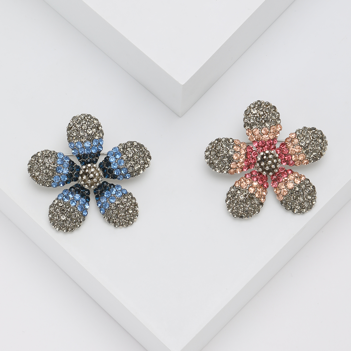 Ziyang Jewelry's new alloy rhindiamond high-end women's personalized and fashionable corsage, elegant brooch, coat, cardigan and accessories factory direct sales