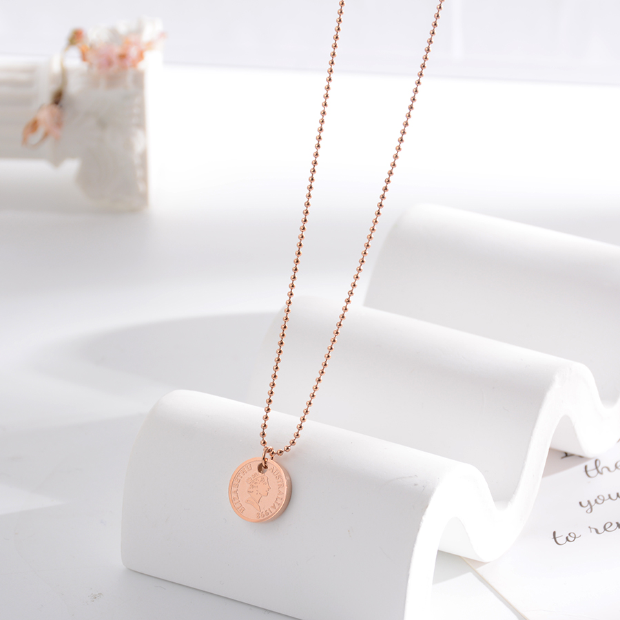 The titanium steel rose gold collarbone chain and women's neckchain accessory with a versatile European and American style and a popular online hit, featuring a queen's head