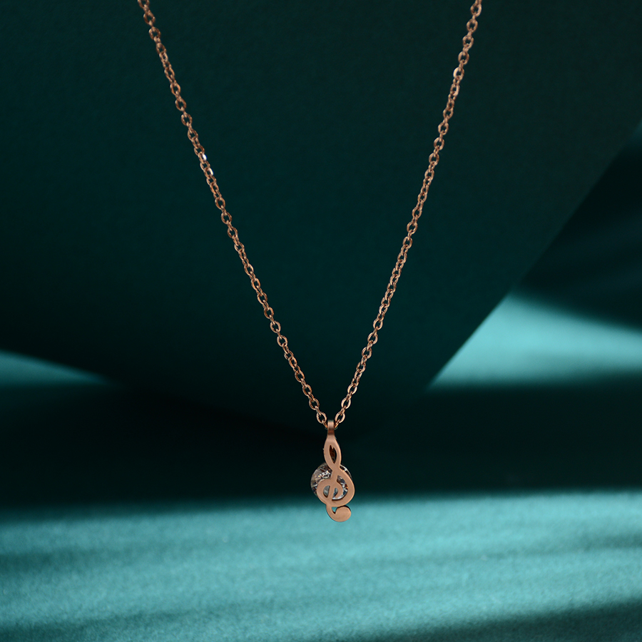 European and American unique note diamond titanium steel necklace, rose gold collarbone chain jewelry with diamonds, fashionable and versatile pendant for women Application Scenario