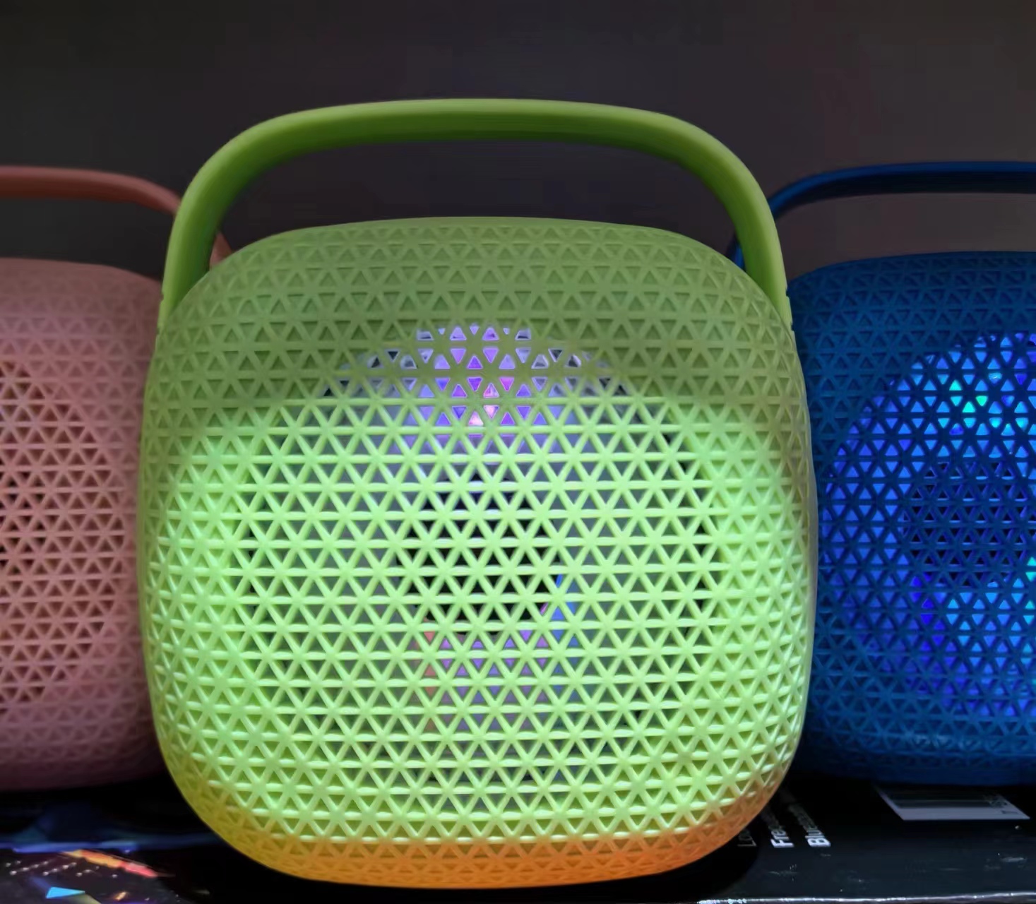 音箱低音炮/音响音箱/插卡蓝牙音箱/音箱/太阳能蓝牙音箱白底实物图