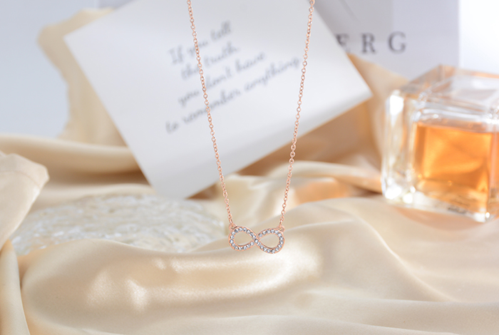 European and American personalized and fashionable diamond-encrusted 8-shaped necklace, titanium steel digital collarbone chain, rose gold jewelry, women's style, versatile and trendy pic 5