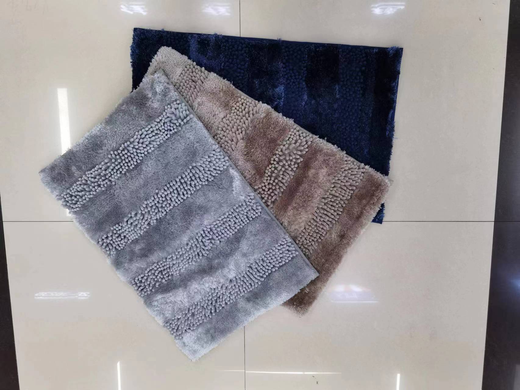 The new Chenille gauze floor mat, carpet, door mat, floor mat, bedside mat, bay window mat, water-absorbing anti-slip mat, TPRD anti-slip mat, made of super fine fabric, has good quality and beautiful colors. There are usually 6 colors available Specification drawing