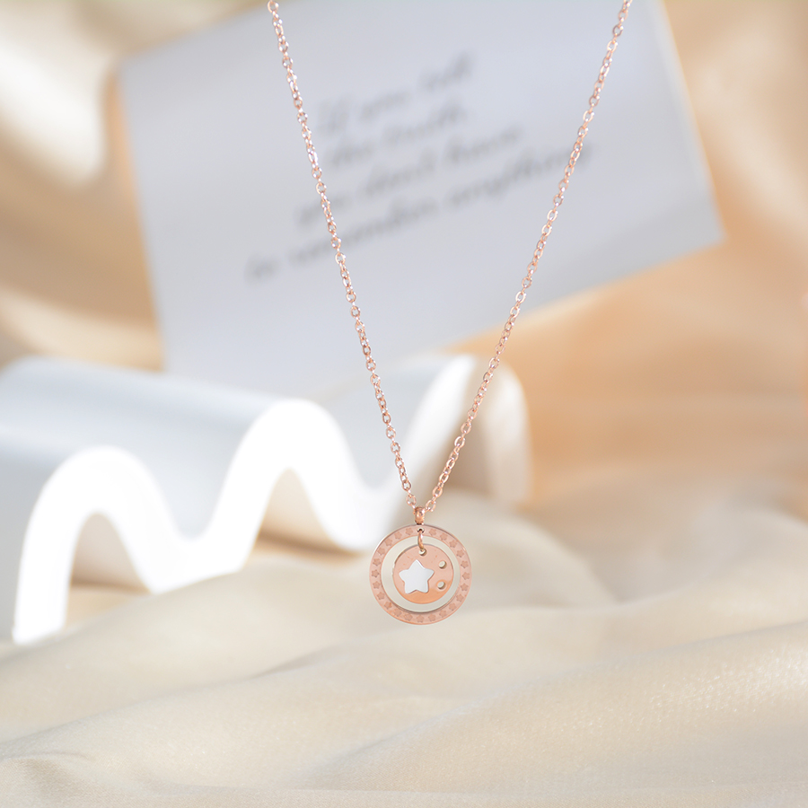 European and American fashionable white five-pointed star titanium steel necklace, round rose gold collarbone chain accessory pendant, versatile for women Application Scenario