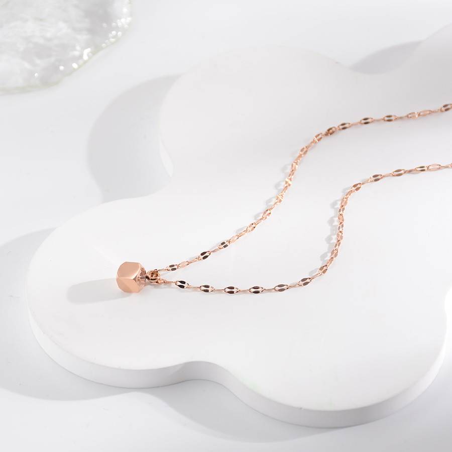 Korean-style simple and elegant light plate small square titanium steel necklace, rose gold cube sugar collarbone chain, women's accessory gift Application Scenario