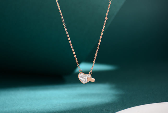 欧美气质百搭爱心镶钻字母项链钛钢锁骨链玫瑰金饰品配饰礼物女潮流详情3