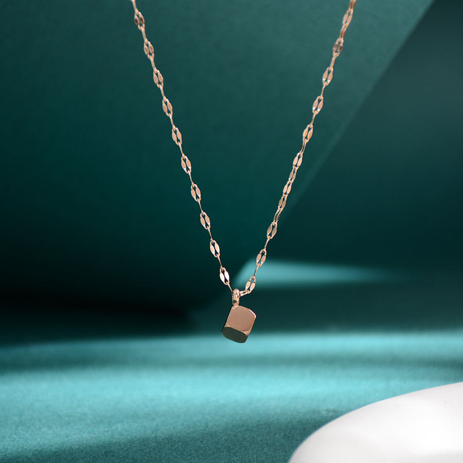 Korean-style simple and elegant light plate small square titanium steel necklace, rose gold cube sugar collarbone chain, women's accessory gift details Picture