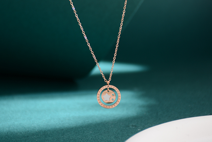 European and American fashionable white five-pointed star titanium steel necklace, round rose gold collarbone chain accessory pendant, versatile for women pic 2