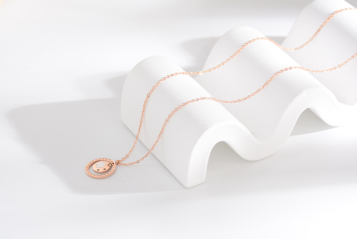 European and American fashionable white five-pointed star titanium steel necklace, round rose gold collarbone chain accessory pendant, versatile for women pic 3