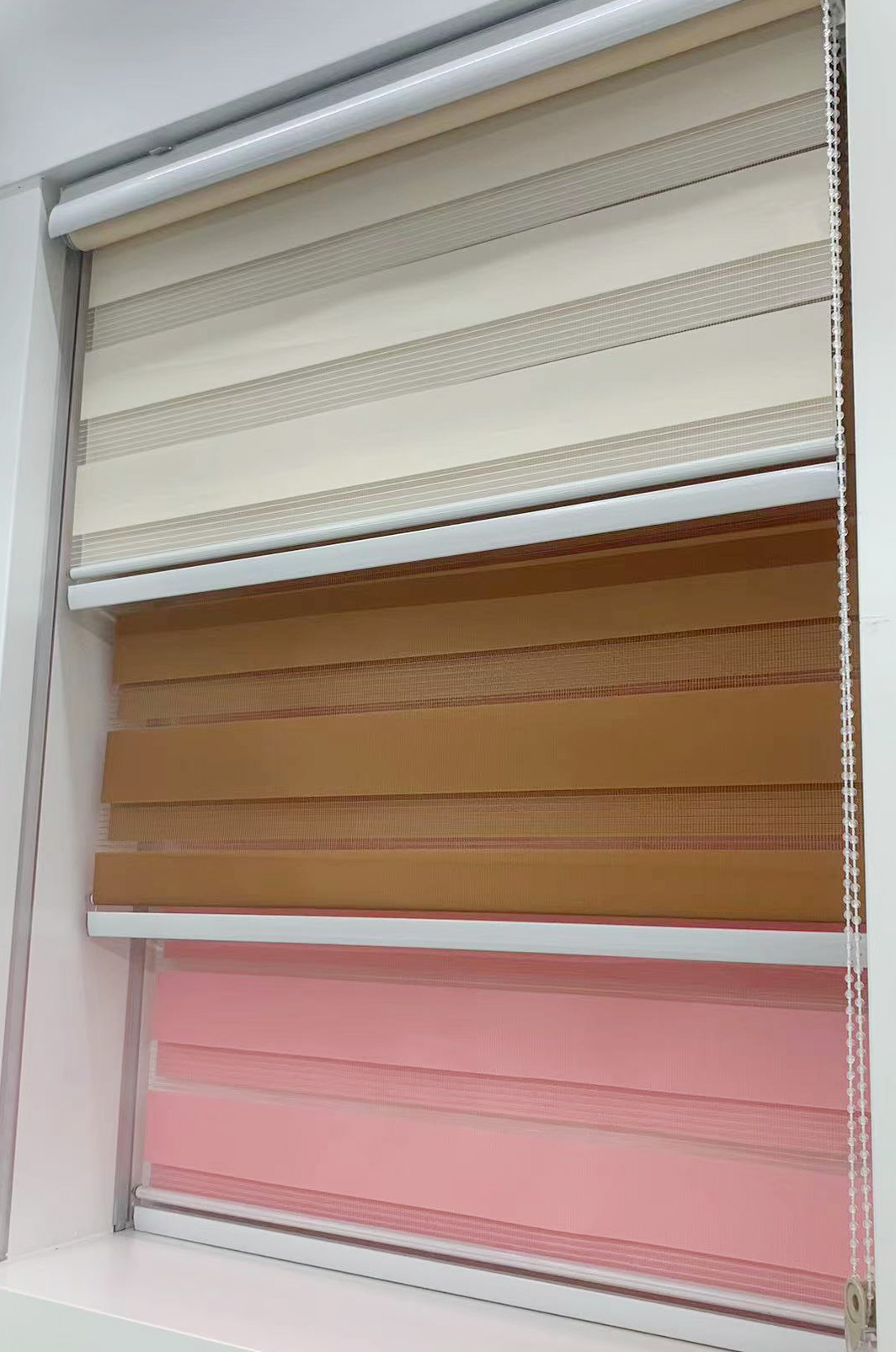 Wholesale of finished and semi-finished curtains for foreign trade, including curtains, furniture, window decorations, single-color soft gauze curtains, roller blinds, and blackout curtains details Picture