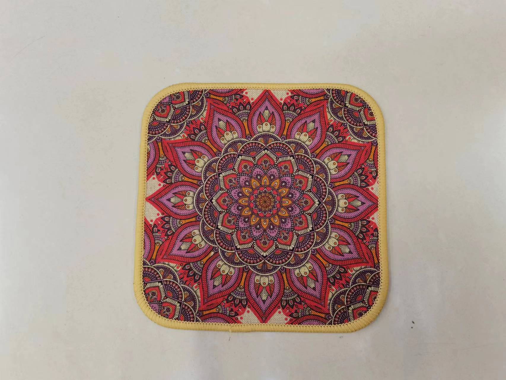 The new square ins linen printed tablecloth, fine linen printed absorbent anti-slip mat, coaster, mouse pad and bowl pad come in multiple patterns and styles. They feature a Bohemian style with a rubber base and clear printing. The size is 18*18cm full figure