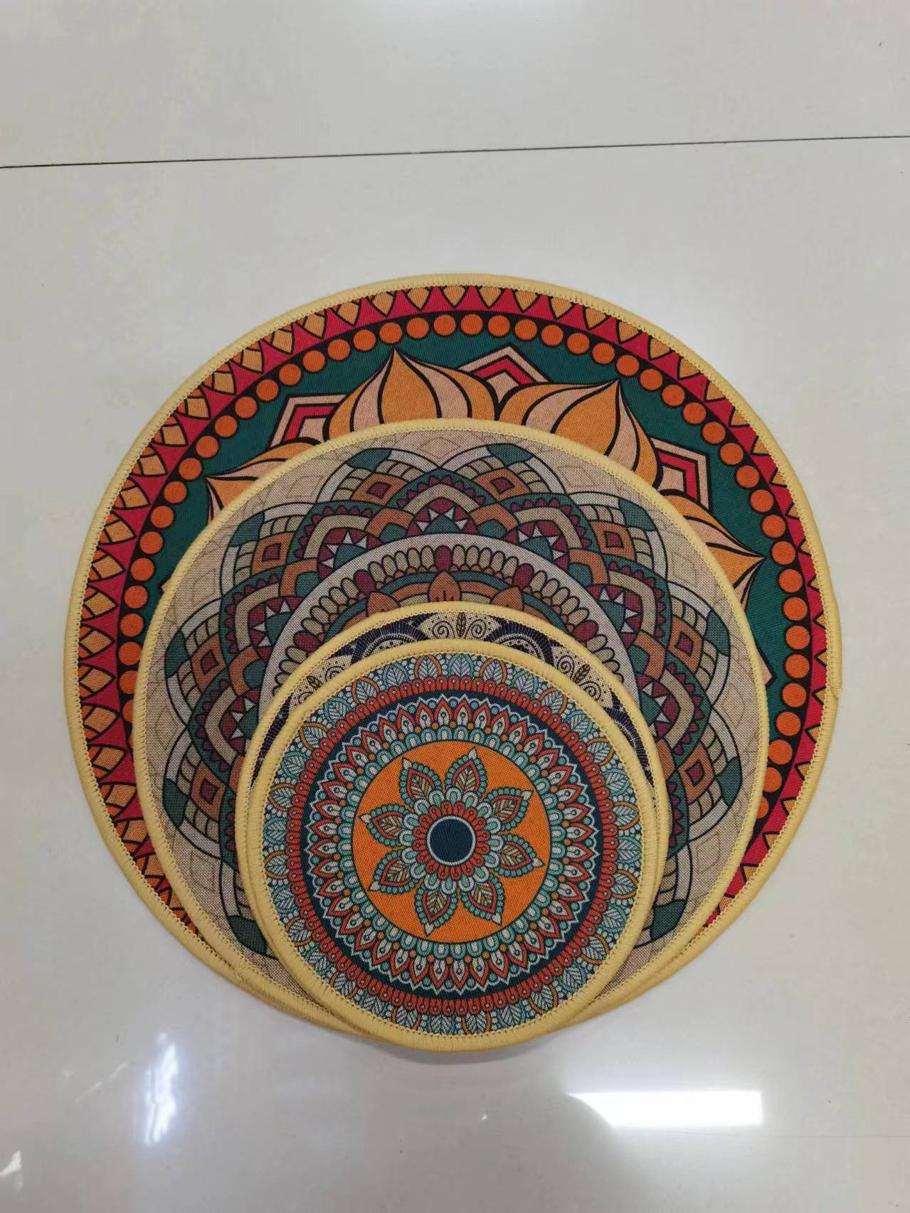 The new round ins linen printed placenta, fine linen printed absorbent anti-slip mat, coaster, mouse pad and bowl pad come in multiple patterns and styles. They feature a Bohemian style with a rubber base and clear printing. The size is 20*20cm full figure