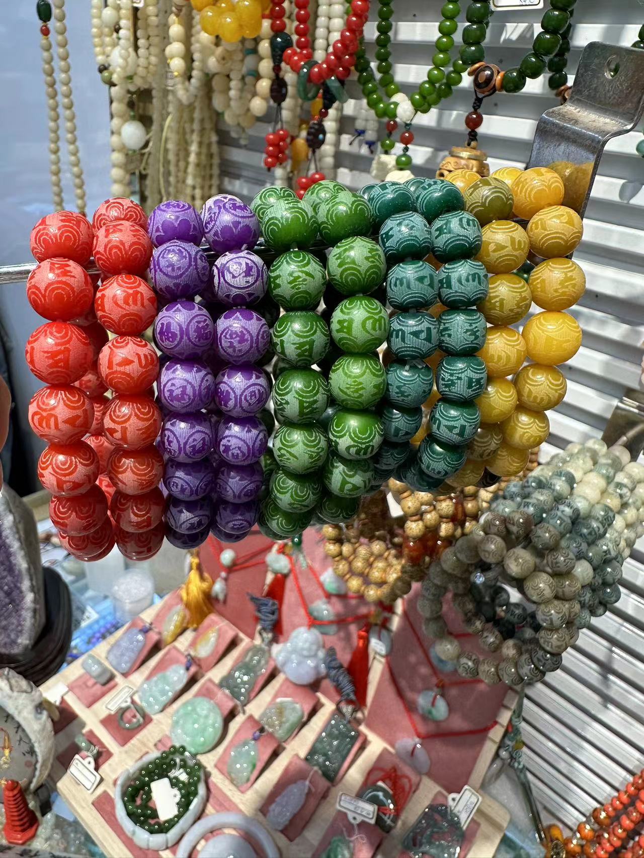 This multi-color Bodhi seed bracelet is a collectible and decorative item. It's a jade jewelry gift for your father, boyfriend or husband Specification image
