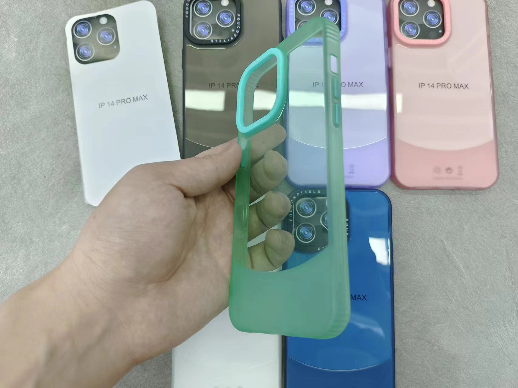 Arc-shaped matte transparent phone case Application Scenario