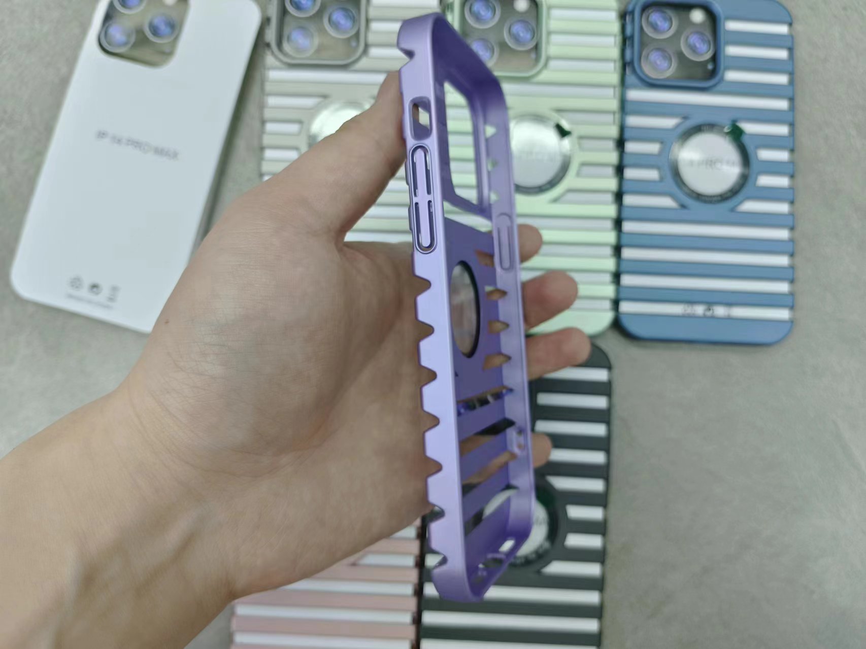 镂空条纹露标喷油手机壳详情7