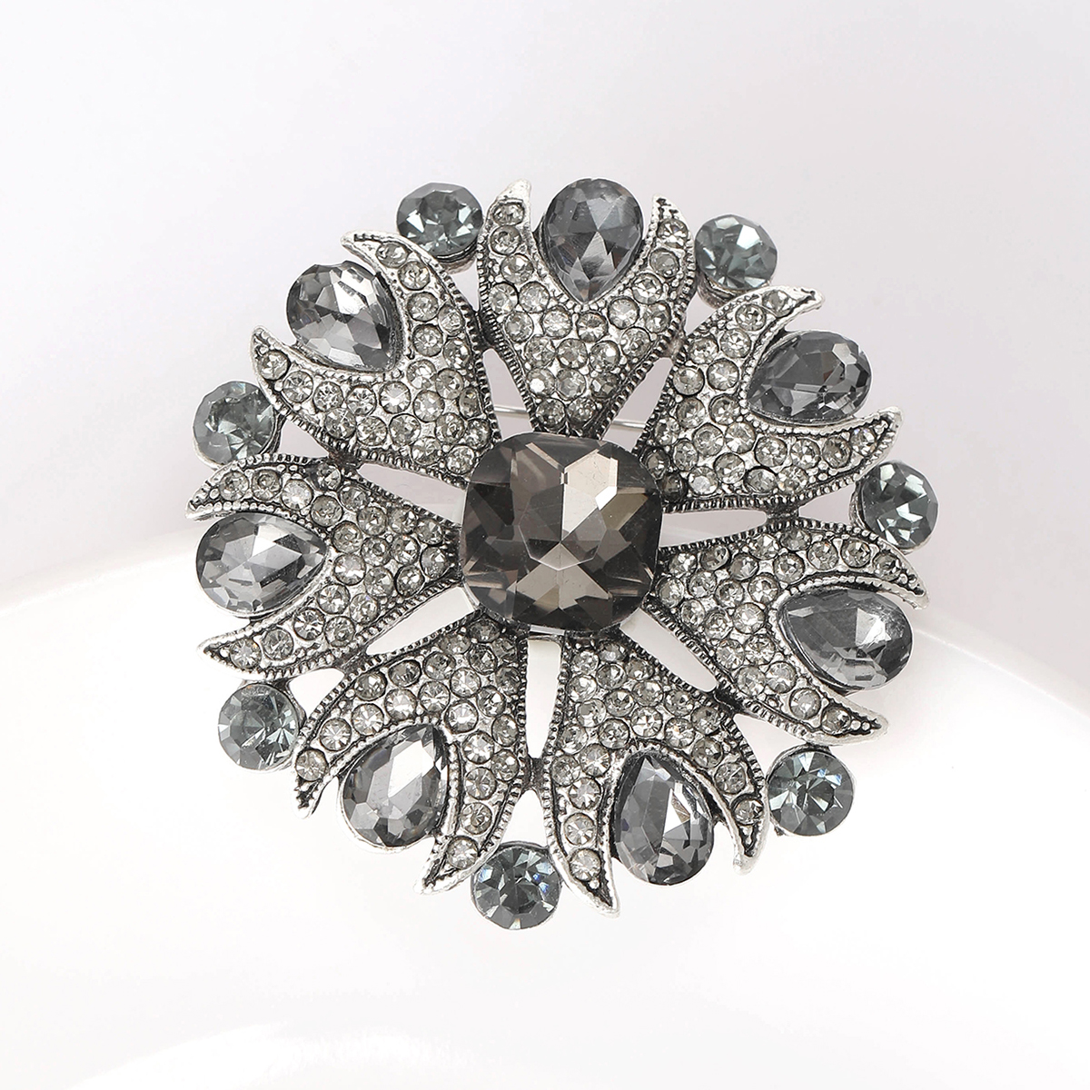 2024 Women's Classic rhinestone brooch, women's fashion pin accessory, neckline design sense accessory, suit accessory, brooch badge brooch, brooch metal brooch