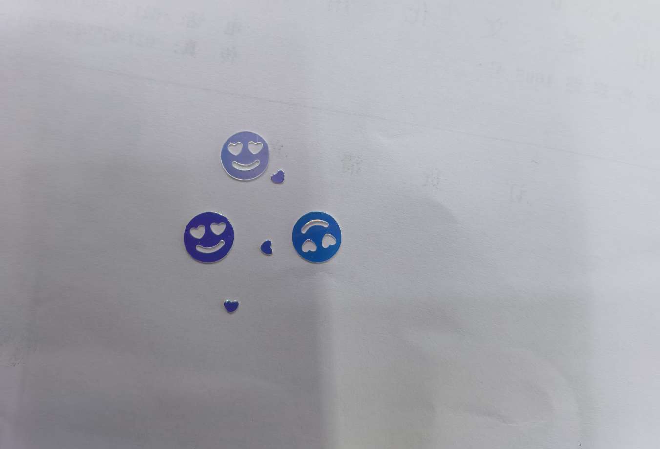 9mm smiley face gold glitter detail image 2