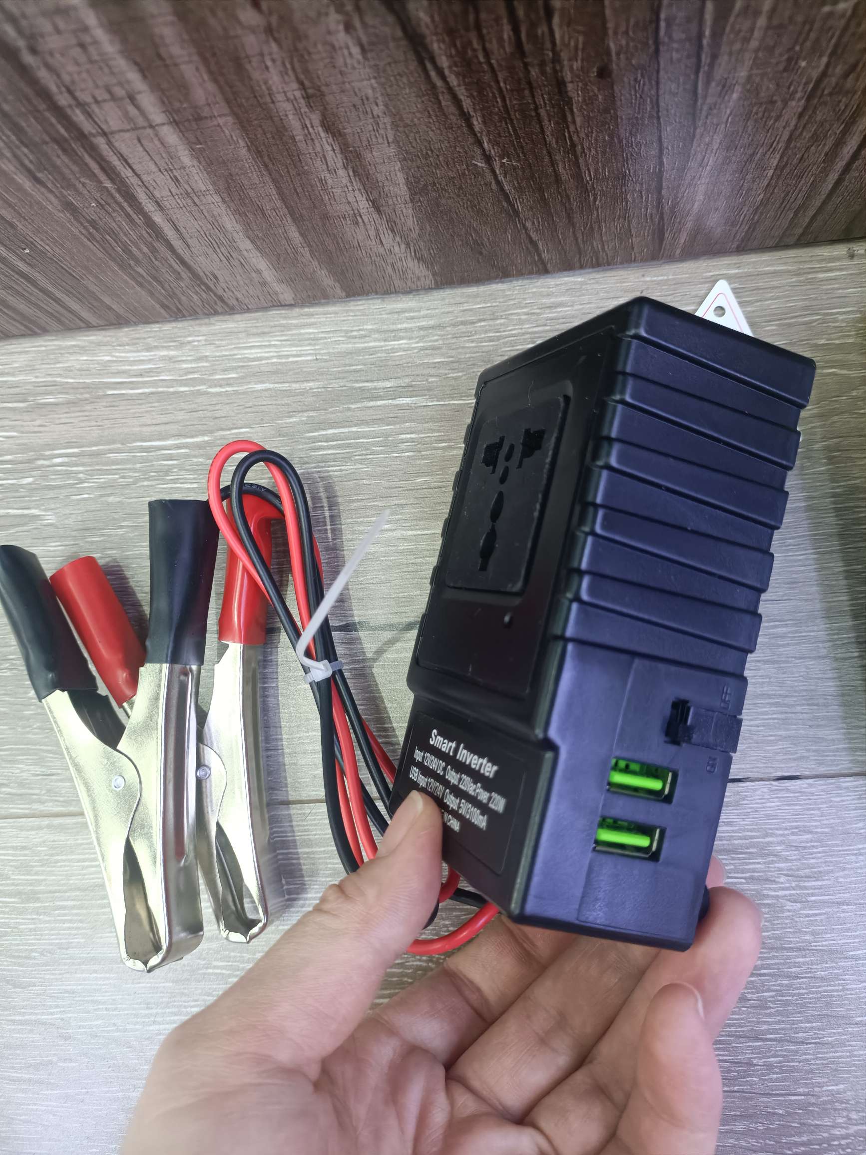 2USB socket Black and red clip charger USB mobile phone charger Application Scenario