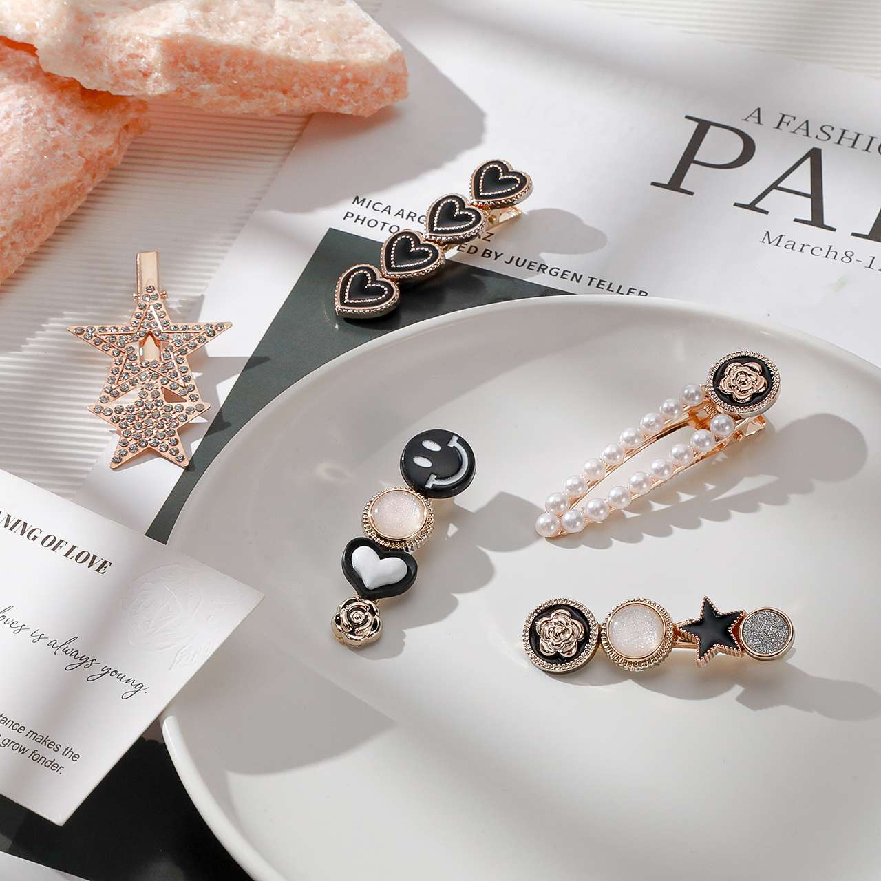 There are many choices of cute children's jewelry and other accessories Item Picture