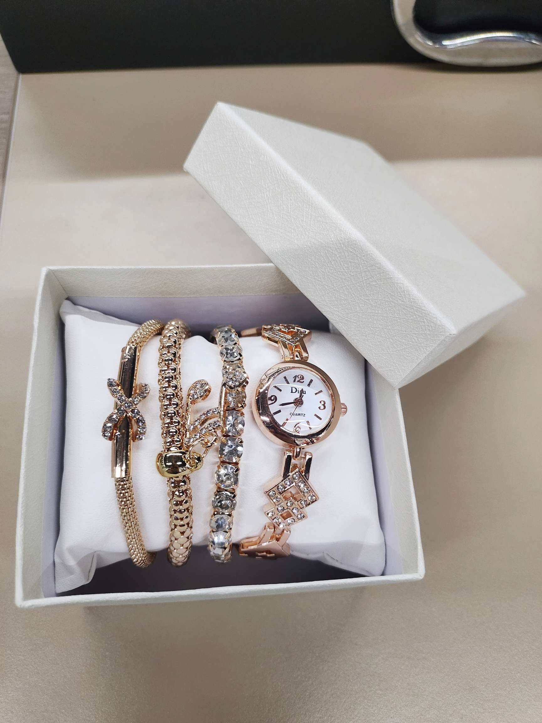 新款热销手链表时尚爆款手表手镯礼品4件套饰品套装女士石英手表