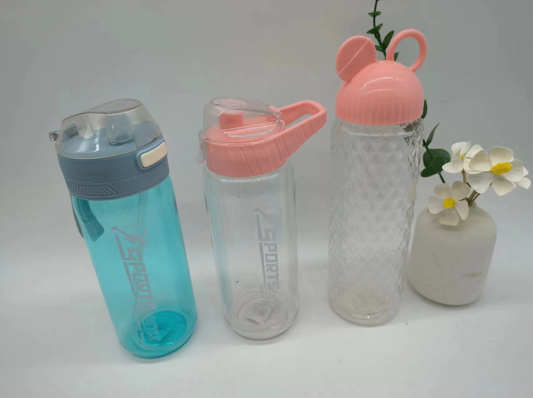 Plastic cup sports water cup, large-capacity water bottle, flip-top portable food-grade space cup, fitness water bottle Application Scenario