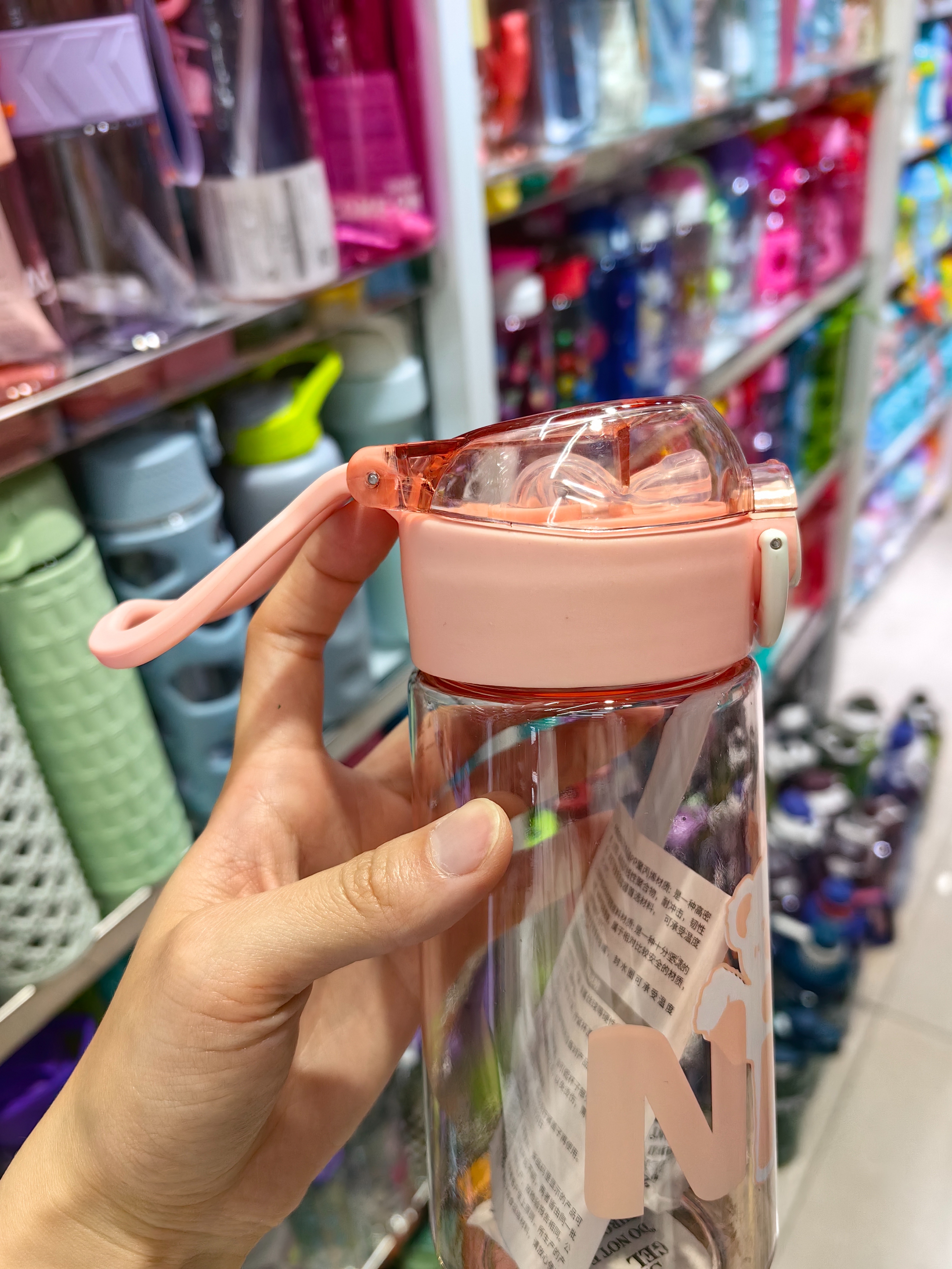 Factory direct sales of high-temperature resistant plastic water cups, sports cups, anti-scald and shockproof direct drinking cups, straw cups, 580ml Application Scenario