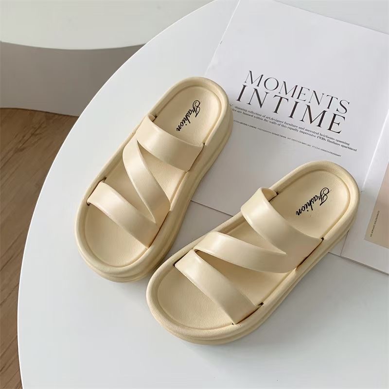 New foreign trade internet-famous casual flip-flops for women to wear outside in summer, thick-soled beach flip-flops with a feeling of stepping on feces Application Scenario