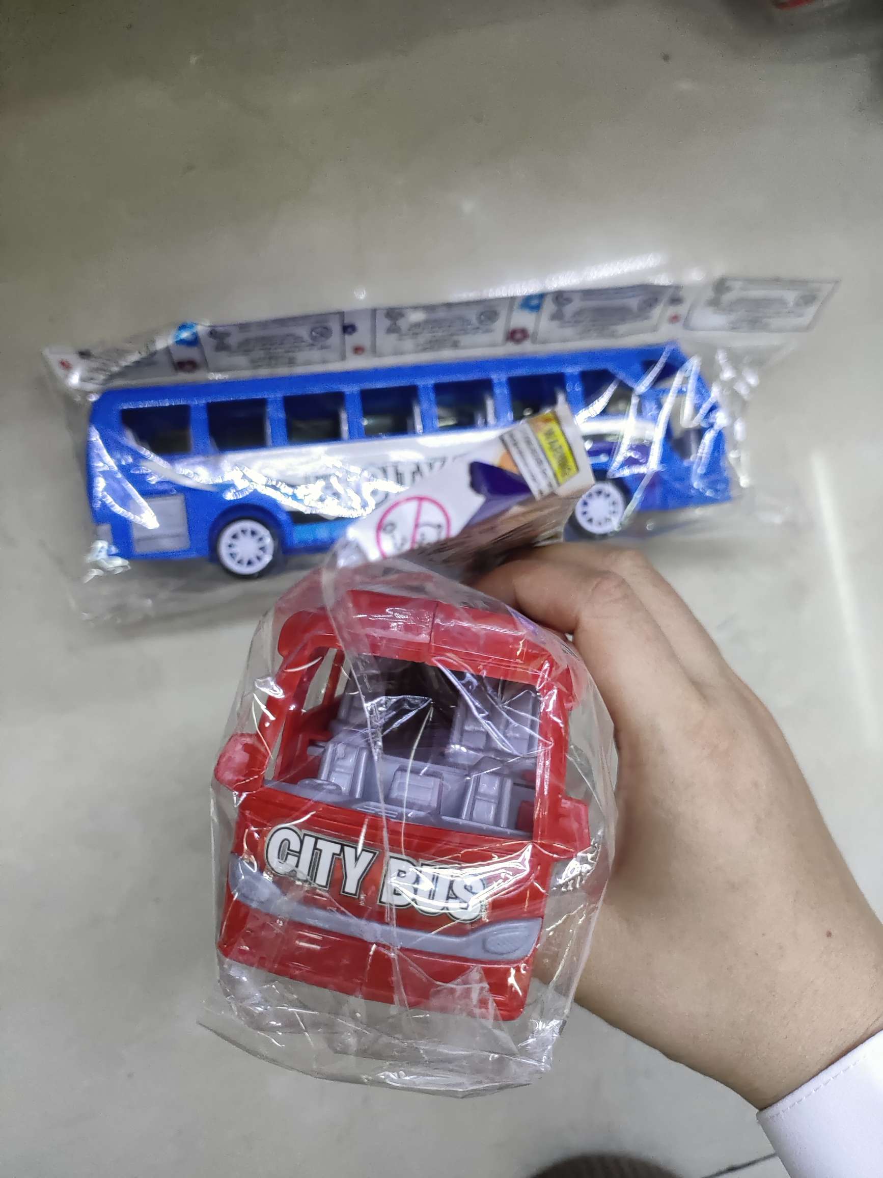 905359-3惯性巴士车，2色混（红蓝），opp袋装。3.9元/个，360个/箱。细节图