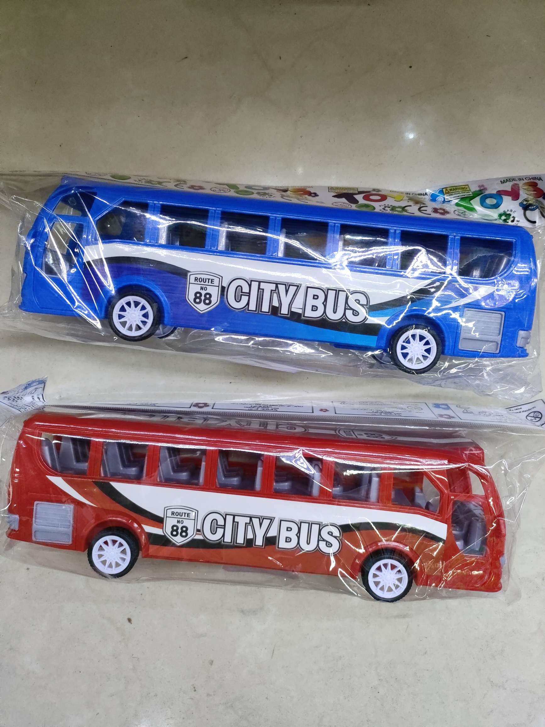 905359-3惯性巴士车，2色混（红蓝），opp袋装。3.9元/个，360个/箱。