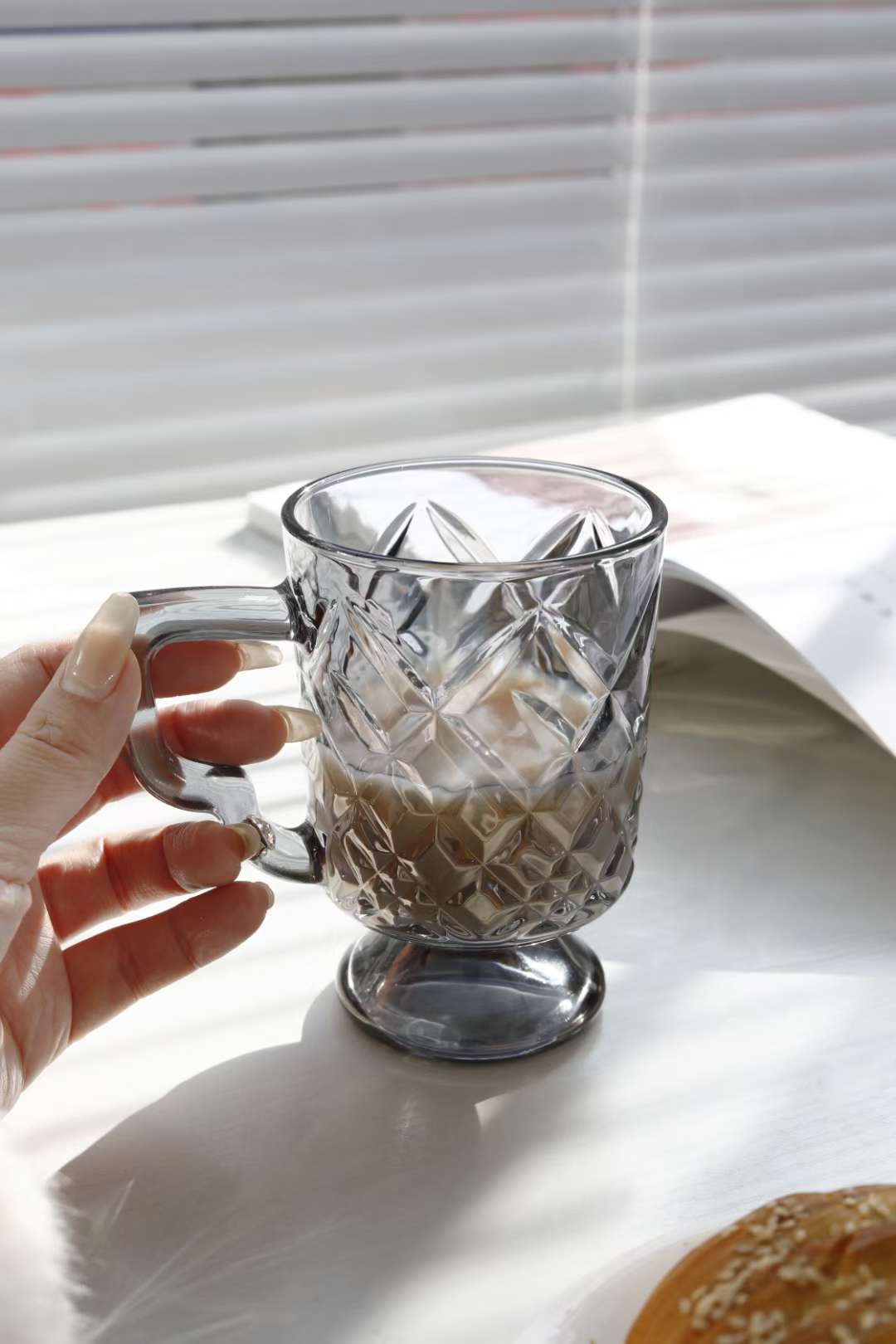 琥珀电镀玻璃杯烟灰色玻璃杯水杯高品水杯玻璃杯玻璃杯男女夏季时尚白底实物图