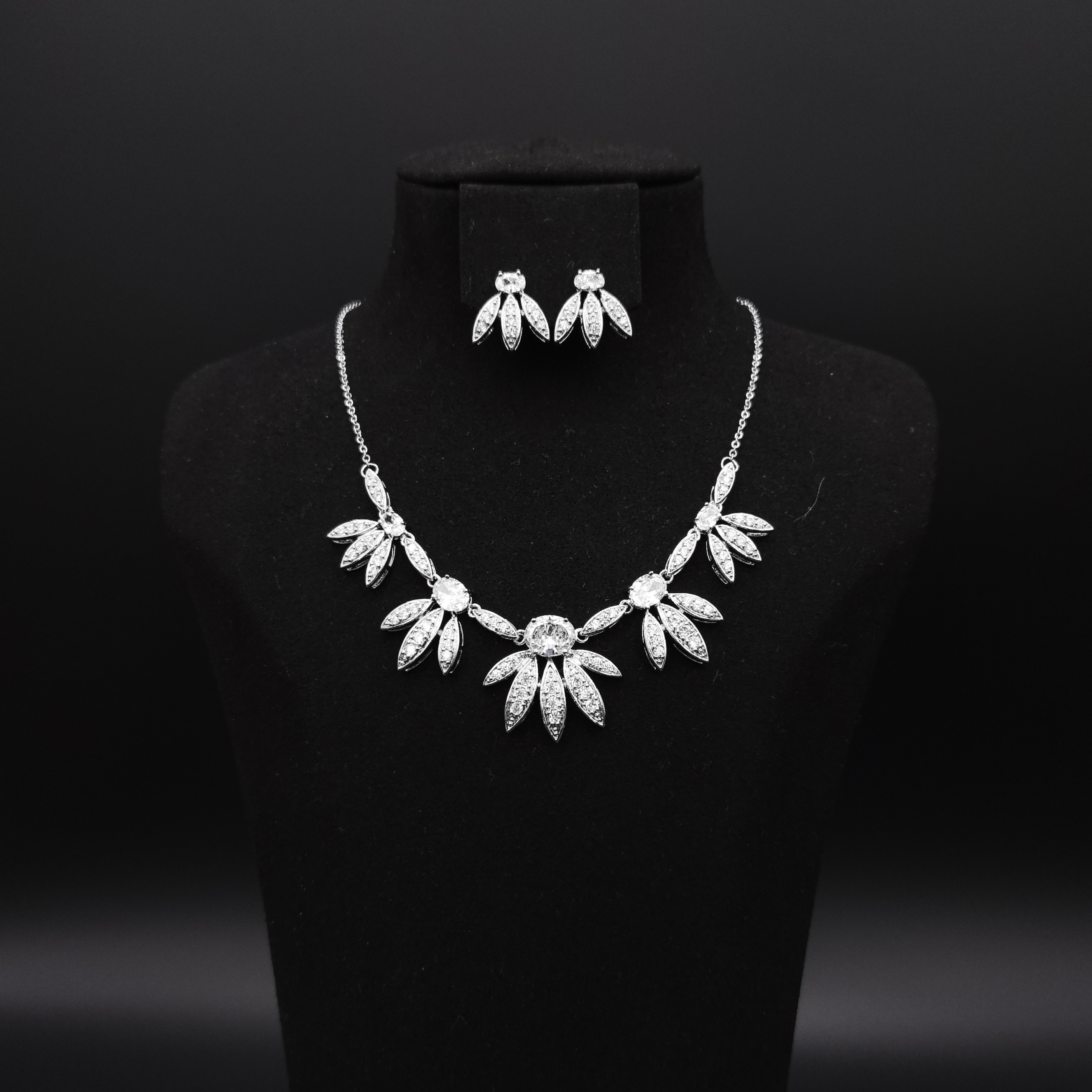 Forest style bride necklace and earring set, Korean-style wedding dress jewelry, shining Zircon wedding banquet and annual meeting jewelry, luxurious and versatile, exquisite adjustable zircon chain, bride wedding dress and evening gown accessories, selected for dinner parties!