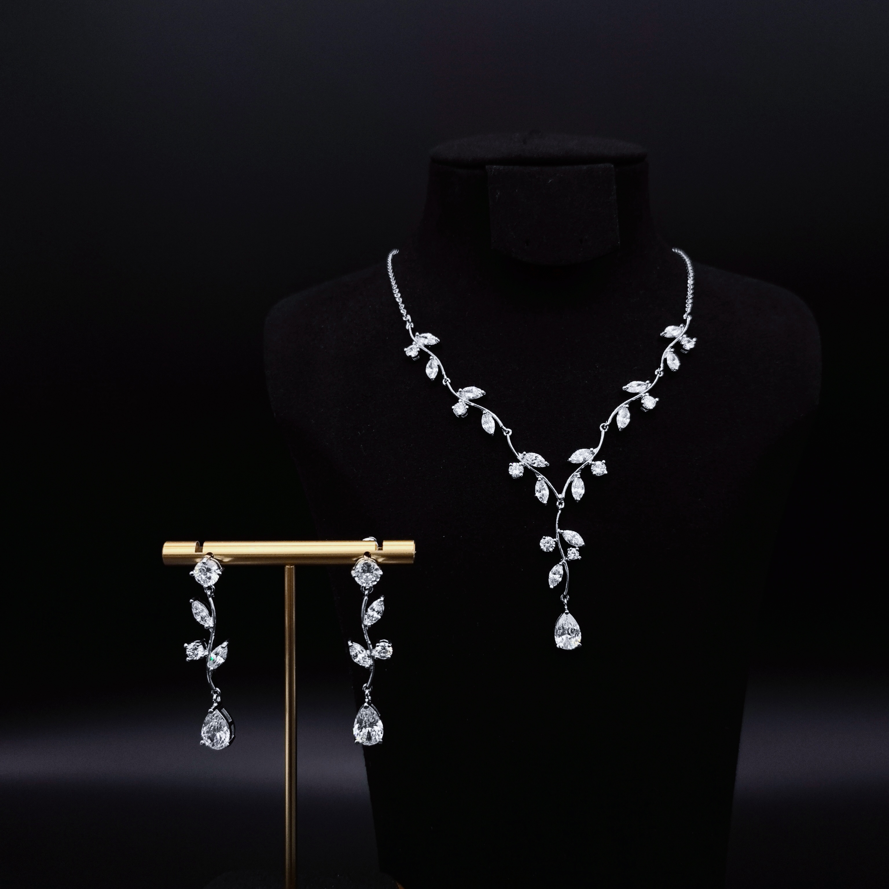 Luxurious and versatile adjustable zircon chain, evening dress accessories necklace, forest-themed bride necklace and earring set, Korean-style wedding dress jewelry, shining zircon wedding banquet and annual meeting jewelry, a trendsetter and fashion icon Specification image
