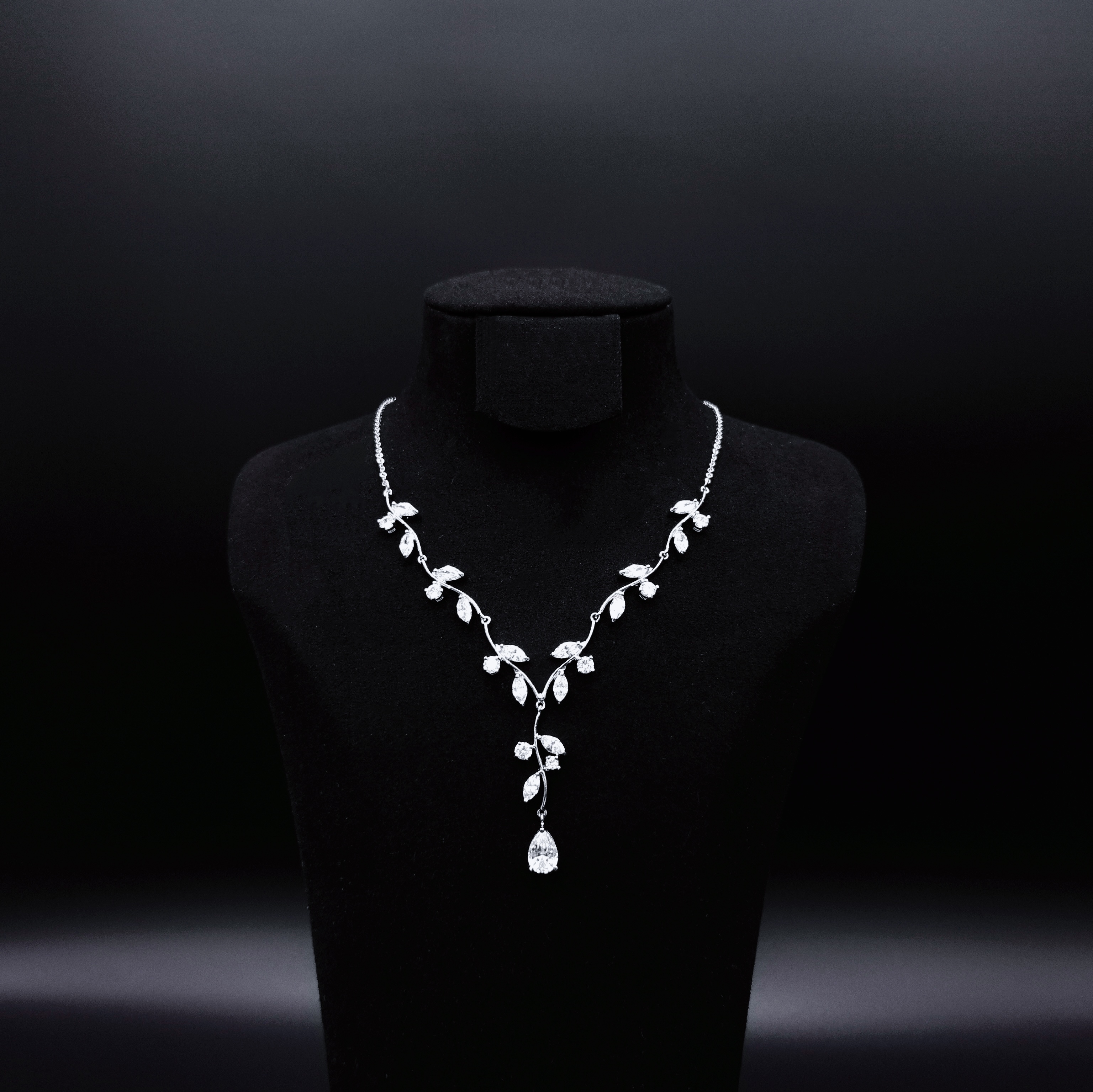 Luxurious and versatile adjustable zircon chain, evening dress accessories necklace, forest-themed bride necklace and earring set, Korean-style wedding dress jewelry, shining zircon wedding banquet and annual meeting jewelry, a trendsetter and fashion icon Application Scenario