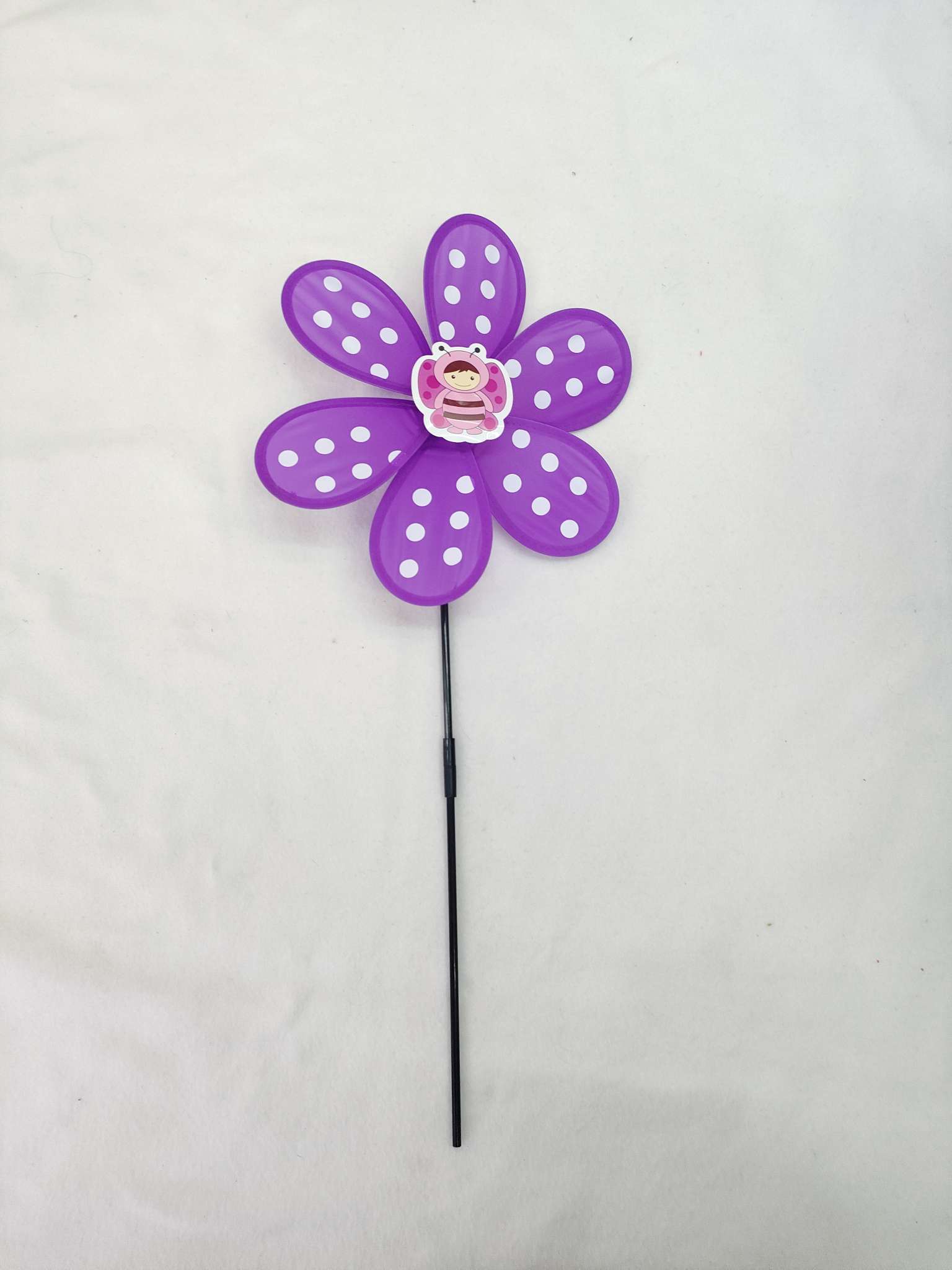 Popular traditional sports and leisure toys at street stalls - small windmill toys, windmill photos, childhood joy windmill toys details Picture