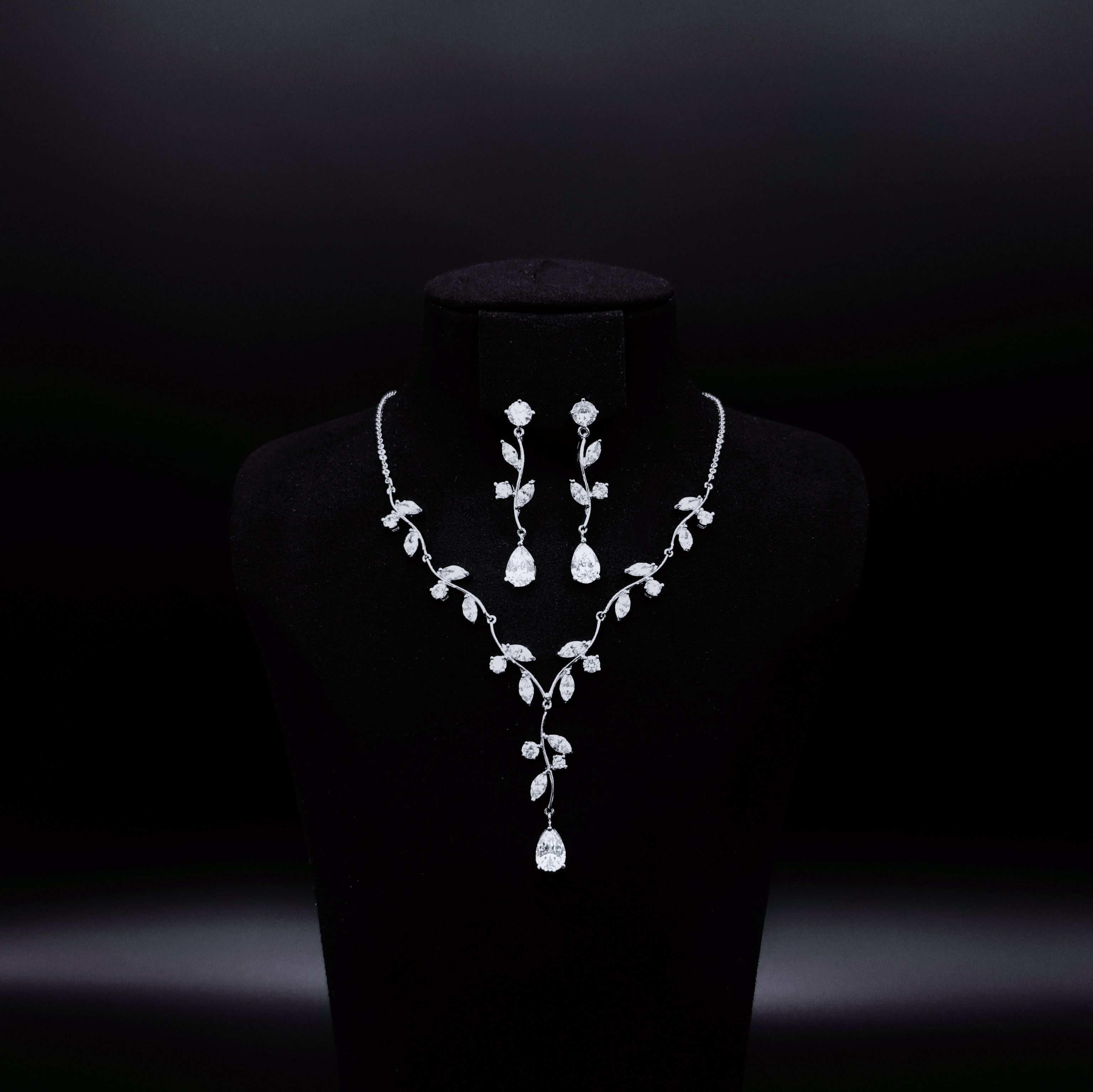 Luxurious and versatile adjustable zircon chain, evening dress accessories necklace, forest-themed bride necklace and earring set, Korean-style wedding dress jewelry, shining zircon wedding banquet and annual meeting jewelry, a trendsetter and fashion icon