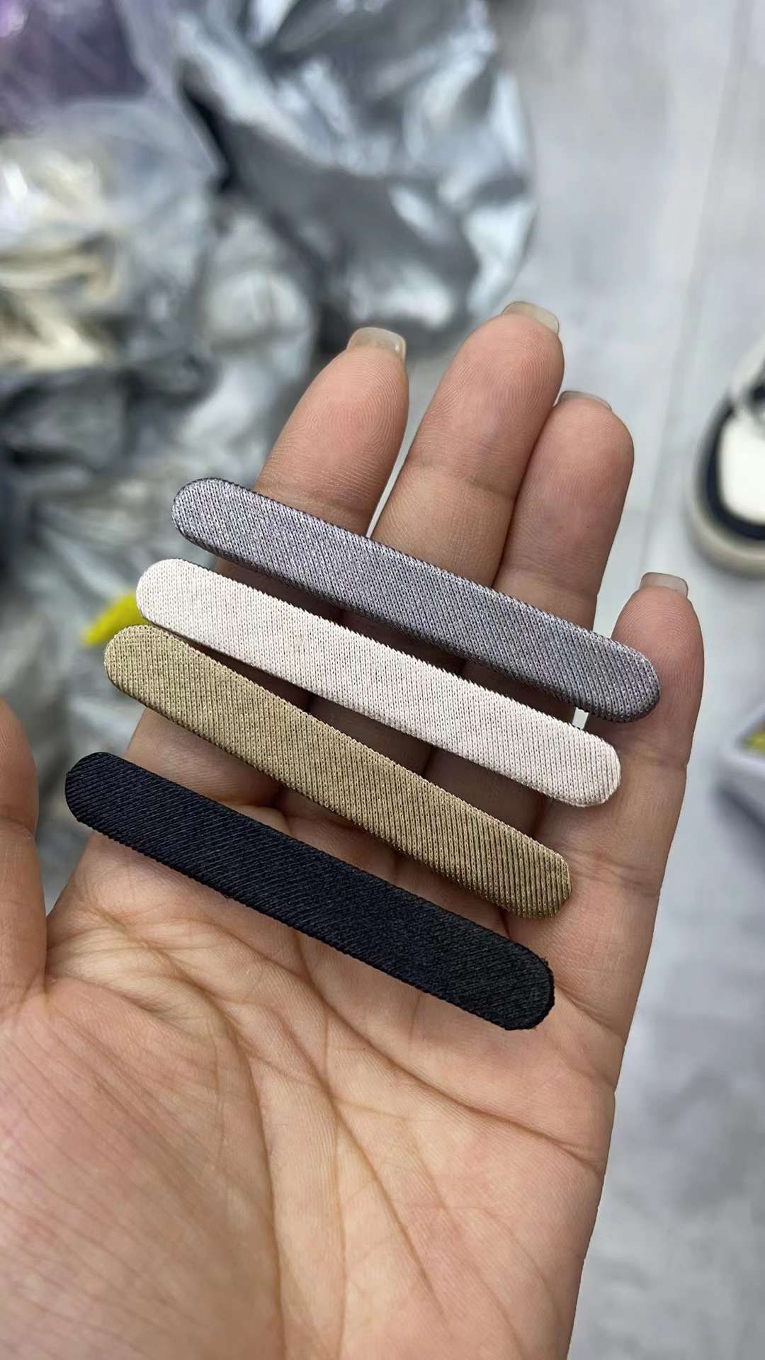 A 6-centimeter thin square clip with sticky cloth. Accessories and accessories