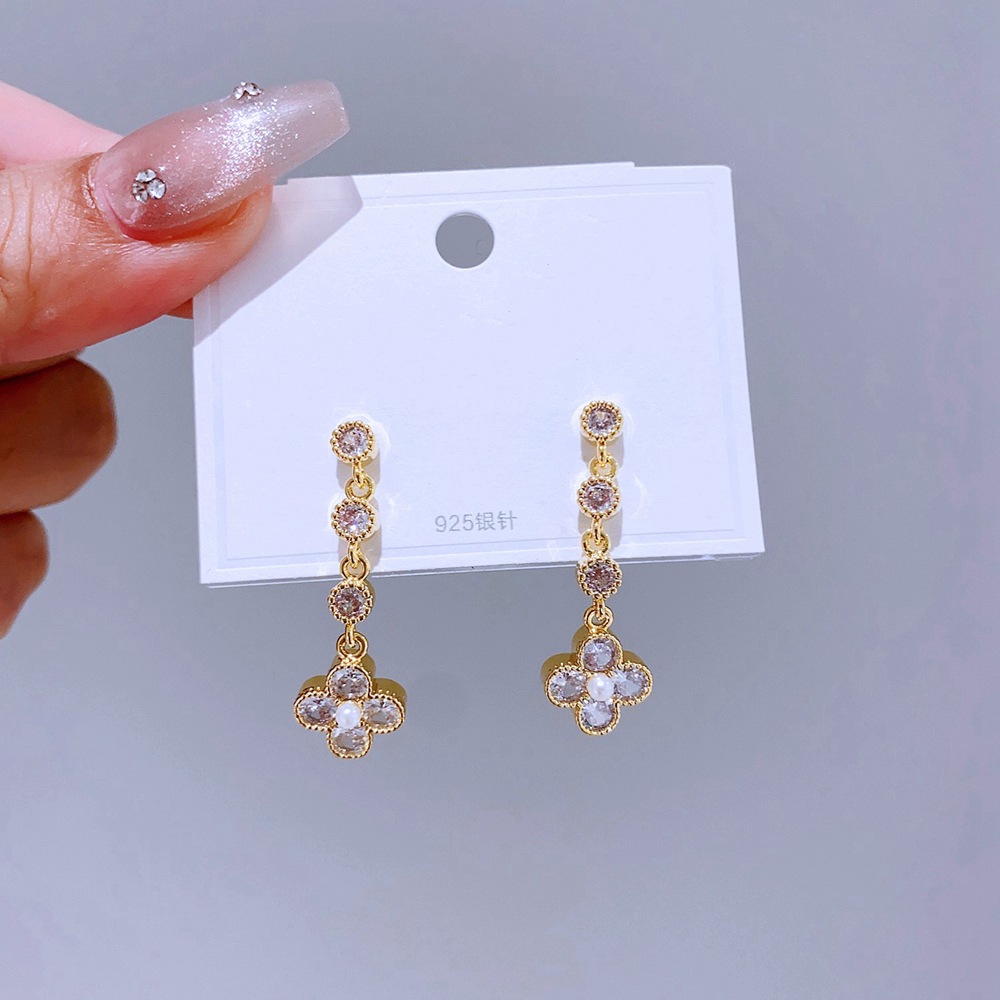 High sense accessories Earrings Fashion trend Simple atmosphere elegant earrings Exquisite earrings earrings studs Application Scenario